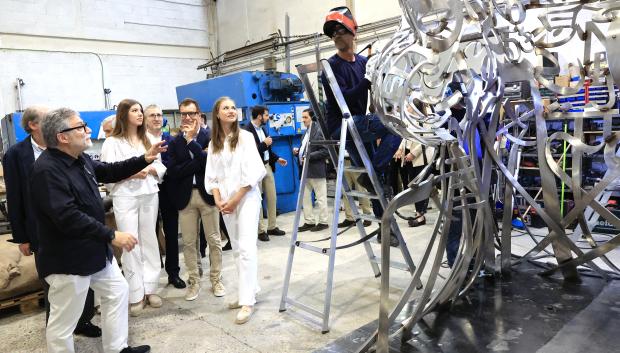 Jaume Plensa muestra a la Princesa y la Infanta el proceso de una de sus obras