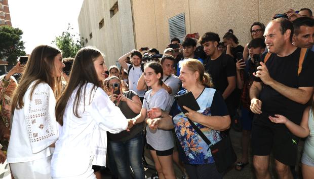 La Princesa Leonor y la Infanta Sofía saludan a los vecinos de Sant Feliu de Llobregat