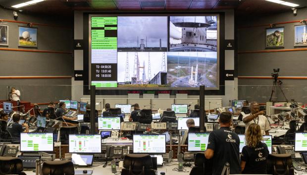 Ingenieros monitorean los parámetros del lanzador Ariane 6 en la sala del Centro espacial de la Guayana Francesa