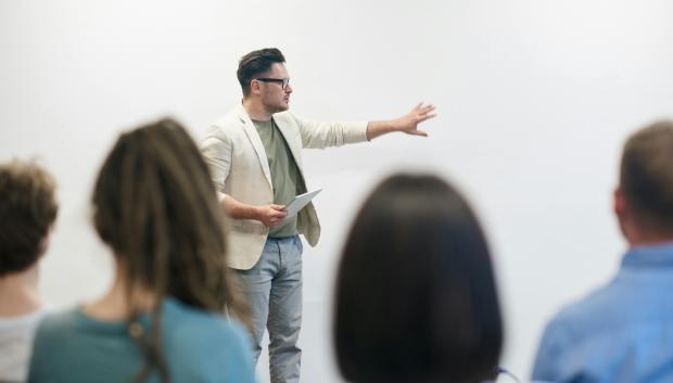 Un profesor en el aula impartiendo una clase