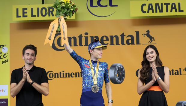 Jonas Vingegaard celebra su victoria de etapa en el Tour de Francia 2024