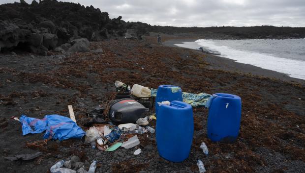 Restos de la embarcación en la arena de la playa cercana a Tinajo