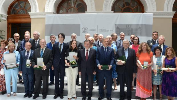 El ministro de Agricultura, Luis Planas, con todos los condecorados