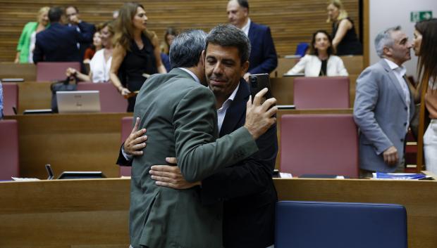 Carlos Mazón y su vicepresidente, Vicente Barreda, en el pleno de las Cortes valencianas