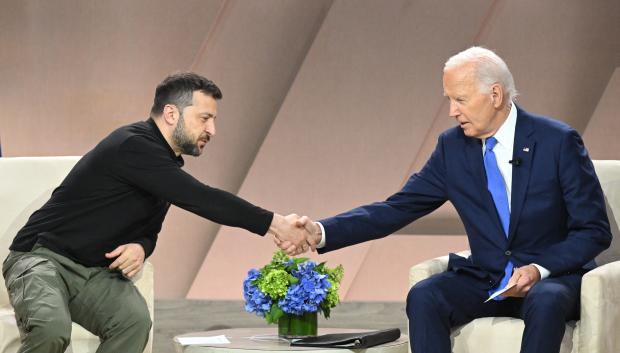 Zelenski y Biden se saludan en la clausura de la cumbre de la OTAN en Washington