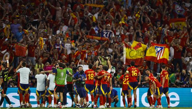 Los jugadores de la selección española celebran su pase a la final con los aficionados