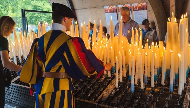 Michel, en la gruta del santuario de Lourdes, lugar que visitaba con frecuencia durante su infancia y adonde quiso volver como agradecimiento antes de acabar su servicio