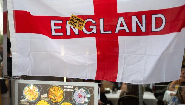 Una pegatina en una bandera inglesa durante una manifestación contra el turismo masificado, a 6 de julio de 2024, en Barcelona, Catalunya (España). Unas 2.800 personas, según el Ayuntamiento, se han manifestado en el centro de Barcelona contra el turismo masificado, bajo el lema 'Basta. Pongamos límite al turismo'. Los manifestantes han declarado que hay una industria turística que "tiene enormes impactos negativos, laboralmente, socialmente, ambientalmente".
06 JULIO 2024;MANIFESTACIÓN;TURISMO;MASIFICADO;MASIFICACIÓN;TURISTAS
Lorena Sopêna / Europa Press
06/7/2024