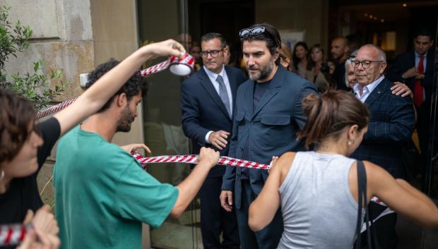 Manifestantes precintando un hotel, con clientes dentro, en Barcelona