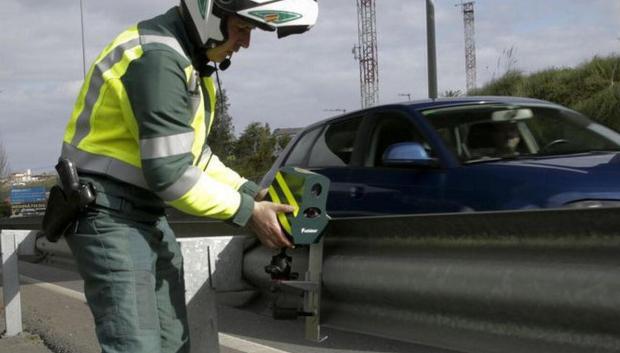 Un agente de la Guardia Civil coloca uno de los nuevos radares Velolaser