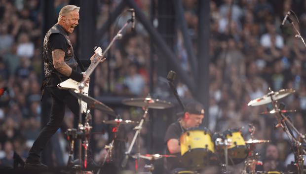 El cantante de la banda estadounidense Metallica, James Hetfield, se presenta este viernes, en el estadio Metropolitano de Madrid (España)