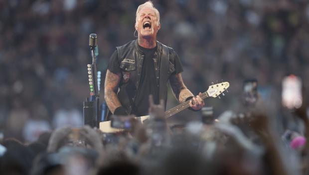 El cantante de la banda estadounidense, Metallica, James Hetfield, durante su actuación hoy viernes en el estadio Metropolitano de Madrid