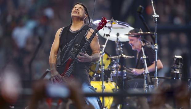 El bajista de la banda estadounidense, Metallica, Robert Trujillo, durante su actuación hoy viernes en el estadio Metropolitano de Madrid