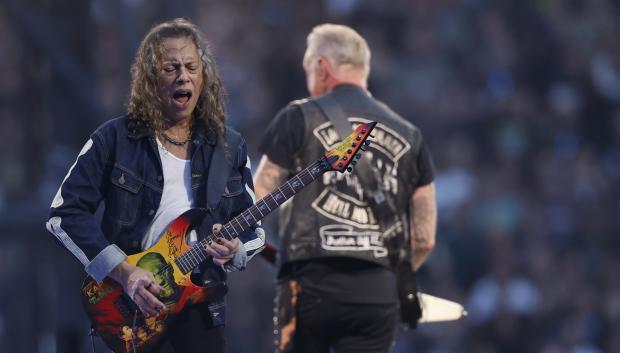 El guitarrista de la banda estadounidense, Metallica, Kirk Hammett, durante su actuación hoy viernes en el estadio Metropolitano de Madrid