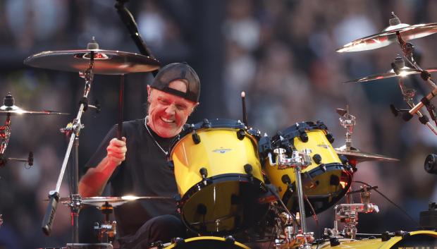 El batería danés de la banda estadounidense, Metallica, Lars Ulrich, durante su actuación hoy viernes en el estadio Metropolitano de Madrid