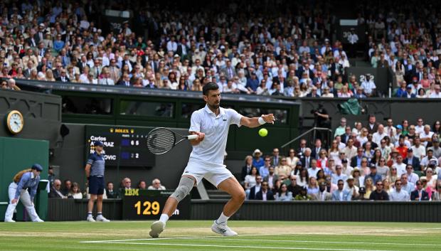 Novak Djokovic devuelve una bola ante Alcaraz en Wimbledon