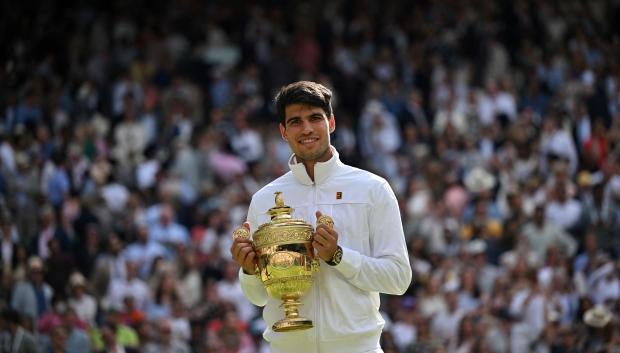 Carlos Alcaraz con el título de Wimbledon 2024