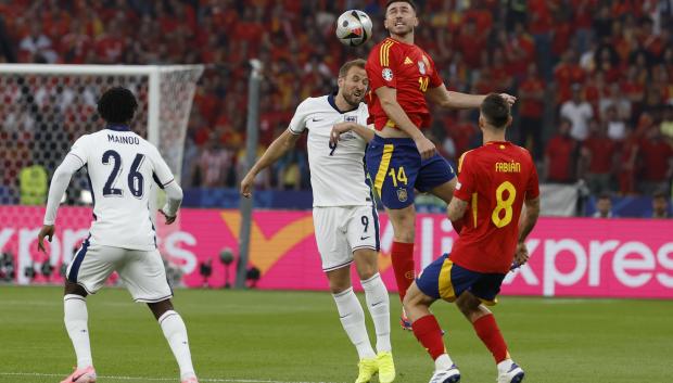 El defensa de la selección española, Aymeric Laporte (2d), disputa el balón ante el delantero de la selección de inglaterra, Harry Kane, durante el encuentro correspondiente a la final de la Eurocopa que disputan hoy Domingo España e Inglaterra en el Estadio Olímpico de Berlín