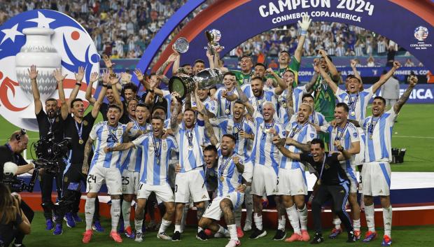 Los jugadores de Argentina levantan la Copa América