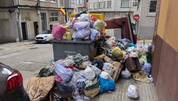 Basura acumulada junto a unos contenedores de La Coruña