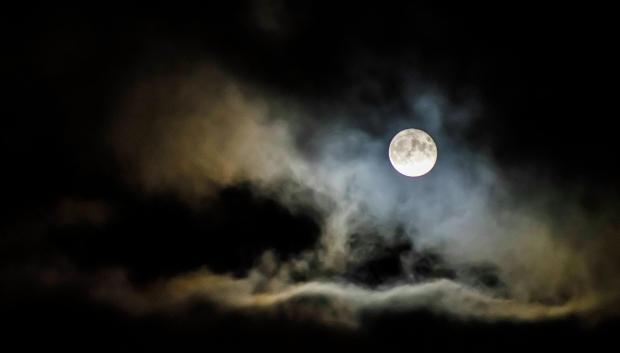 Luna llena tras las nubes