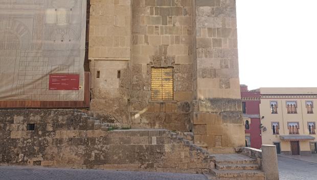 Puerta del sabat en el muro occidental de la Mezquita Catedral