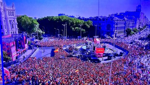 La Plaza de Cibeles ya está llena de gente esperando a los campeones