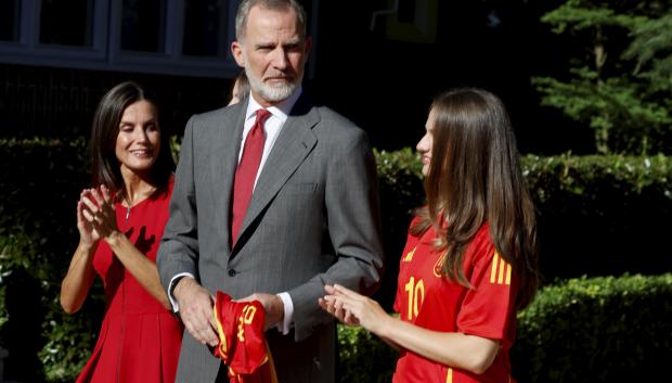 El Rey, la Reina y la Princesa Leonor, en la recepción de la Selección Española de Fútbol