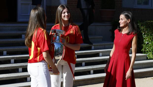 La Infanta Sofía sostiene la Copa de la Selección Española ante la mirada de la Reina y la Princesa