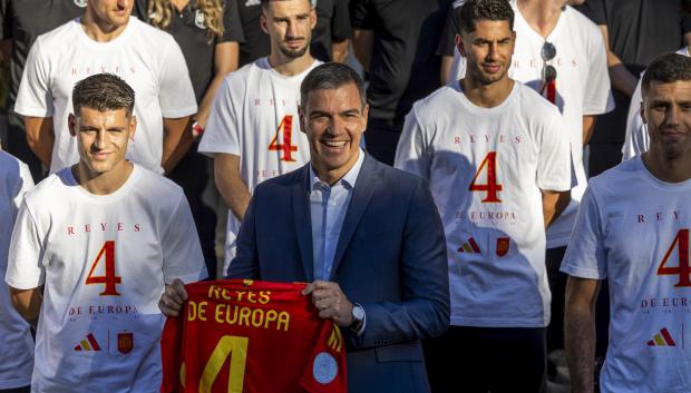 Pedro Sánchez con los jugadores de la selección en la Moncloa