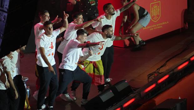 Los jugadores de la selección española montan la fiesta en Cibeles