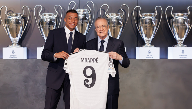 Florentino Pérez y Kylian Mbappé con la camiseta del Real Madrid