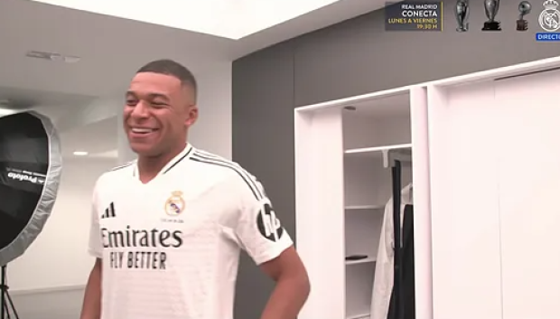 Kylian Mbappé con la camiseta Real Madrid