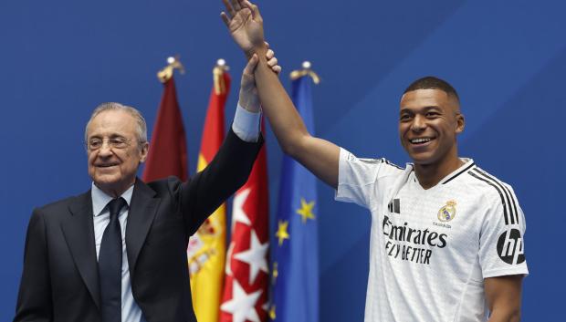 El presidente del Real Madrid, Florentino Pérez (i) durante la presentación del francés Kylian Mbappé (d)