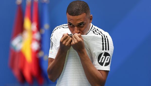 Kylian Mbappé besa el escudo del Real Madrid en su presentación