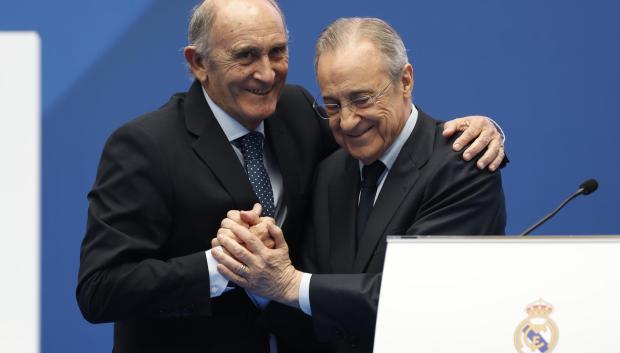 El presidente del Real Madrid, Florentino Pérez (d), junto a José Martínez Sánchez 'Pirri' (i) durante la presentación del francés Kylian Mbappé como nuevo jugador del club, este martes en el estadio Santiago Bernabéu de Madrid. Mbappé ha firmado este martes el contrato que le une al conjunto blanco para las próximas cinco temporadas. EFE/Chema Moya