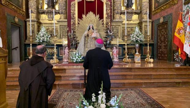 El obispo de Córdoba, ante la Virgen del Carmen de San Cayetano