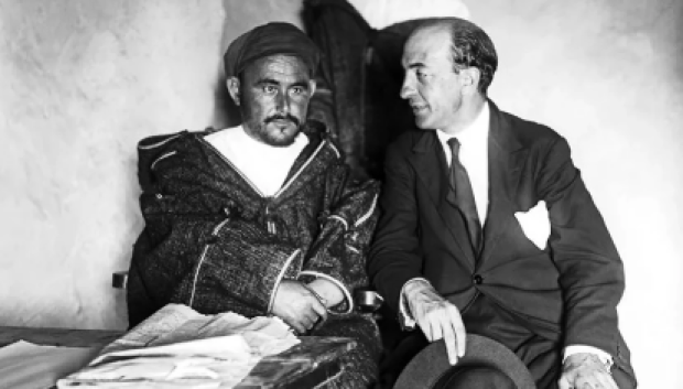 El periodista Luis de Oteyza durante la entrevista al jefe de la rebelión rifeña, Mohammed Abd el Krim, en Axdir