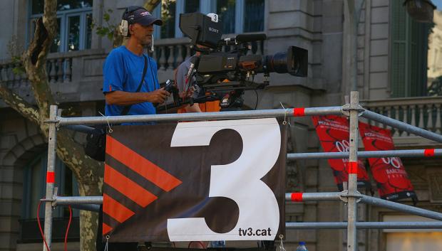 Un cámara de TV3, grabando una manifestación, en 2010