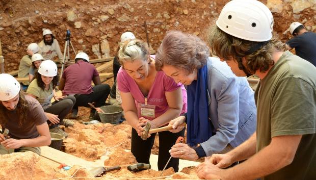 Doña Sofía, durante su visita a los yacimientos de Atapuerca