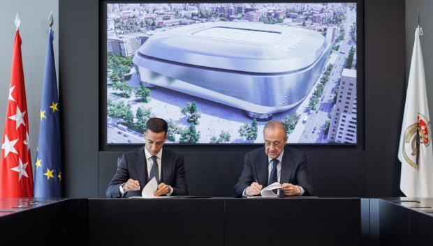 Lucas Vázquez firmando su renovación junto a Florentino Pérez