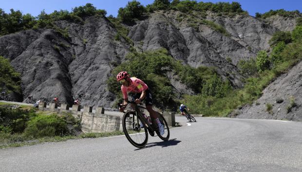 El pelotón, incluido el ecuatoriano Richard Carapaz, durante la 18ª etapa del Tour