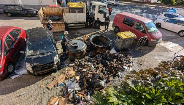 Unos contenedores que ardieron en la calle Mauricio Farto Parra, en La Coruña