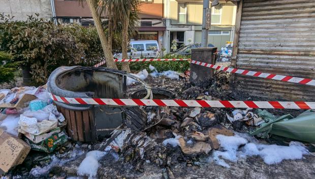 Contenedores quemados en la calle Santo Tomás, en La Coruña