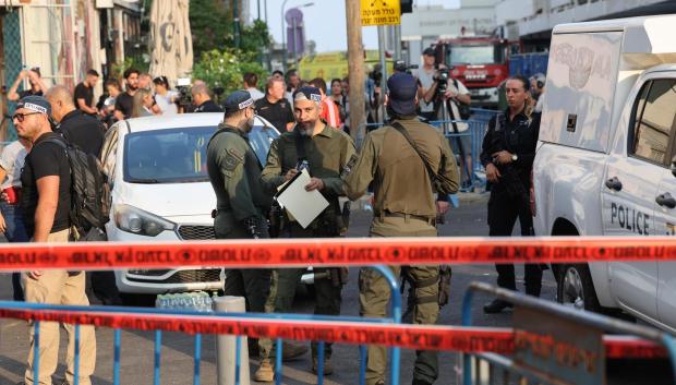 Tel Aviv (Israel), 19/07/2024.- Police inspect the damage at the scene of an explosion possibly caused by an unmanned aerial vehicle (UAV), in Tel Aviv, Israel, 19 July 2024. According to a statement by the Israeli Defense Forces (IDF), one person was killed and eight others injured in the explosion, which was caused by 'a falling aerial target.' The explosion occured around 50 meters (164 feet) from the US Embassy in Tel Aviv. EFE/EPA/ABIR SULTAN