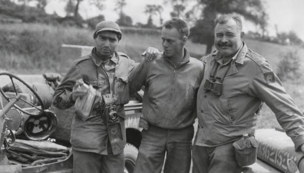 Robert Capa (izquierda) y Ernest Hemingway (derecha) junto a su conductor en la II Guerra Mundial