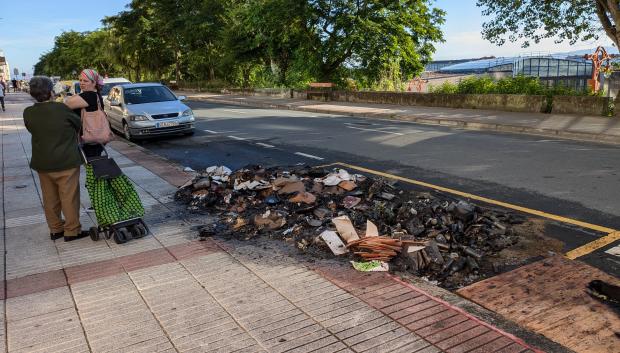 Restos de un incendio en unos contenedores de la avenida de Navarra, en La Coruña