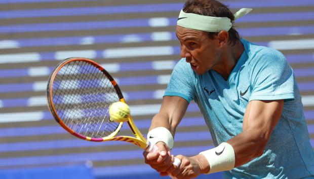 Rafa Nadal golpea de revés una bola en la semifinal de Bastad