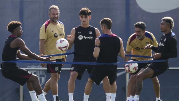 Los futbolistas del Barcelona entrenan ante la mirada de Hansi Flick