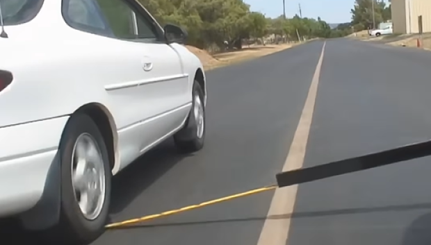 La clave está en que el coche que huye pise esta barra